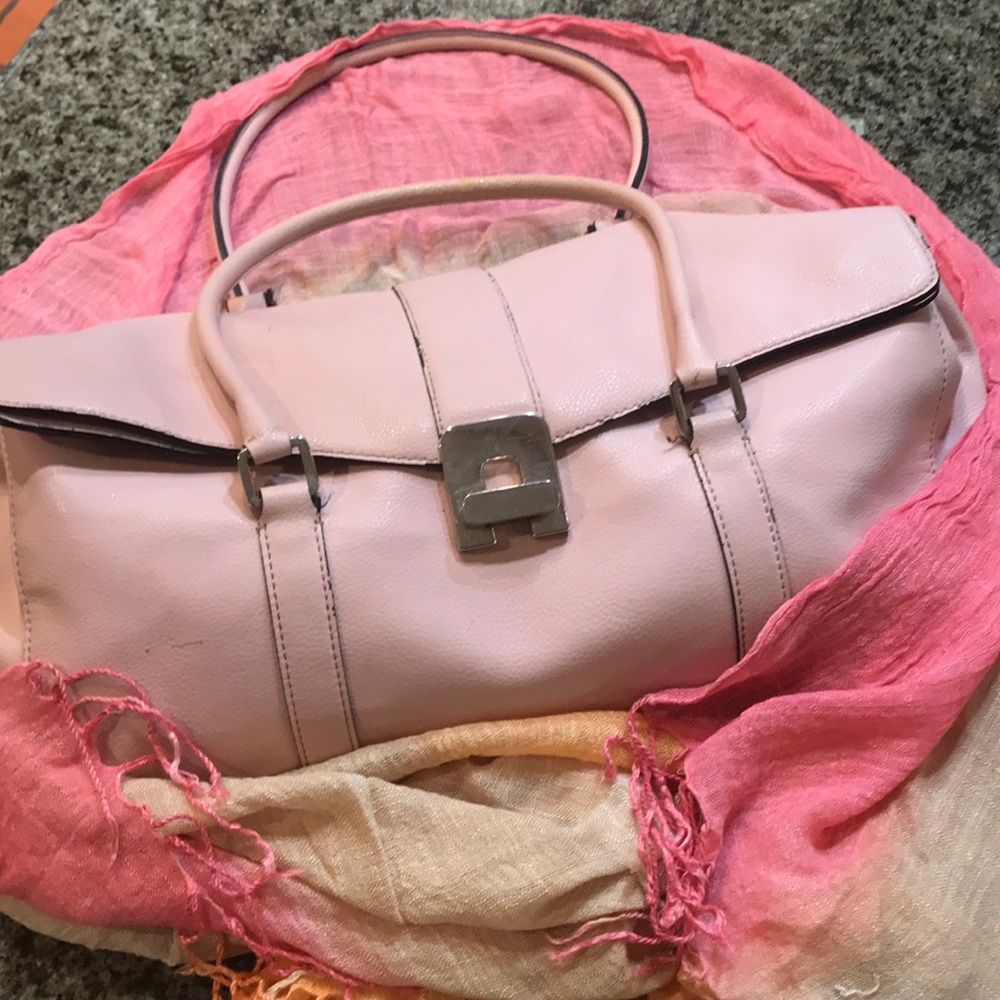 Pink bag w silver accent👛🧣